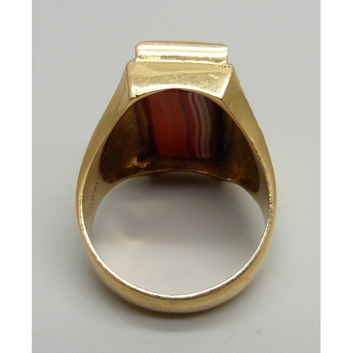 1042 - A large yellow metal and agate ring, 14.6g, T, stone 10mm x 18mm