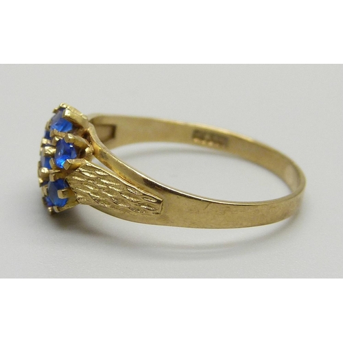 1043 - A yellow metal and blue stone ring, marked 333, 1.6g, O