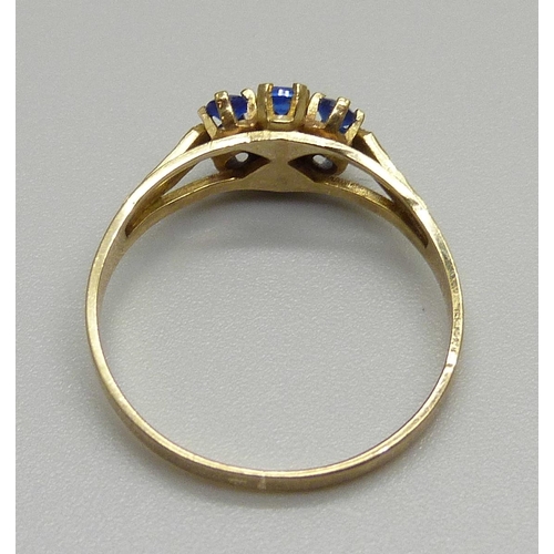 1043 - A yellow metal and blue stone ring, marked 333, 1.6g, O