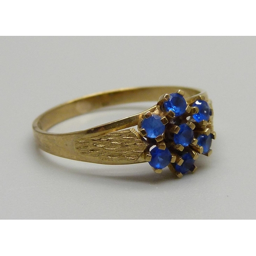 1043 - A yellow metal and blue stone ring, marked 333, 1.6g, O