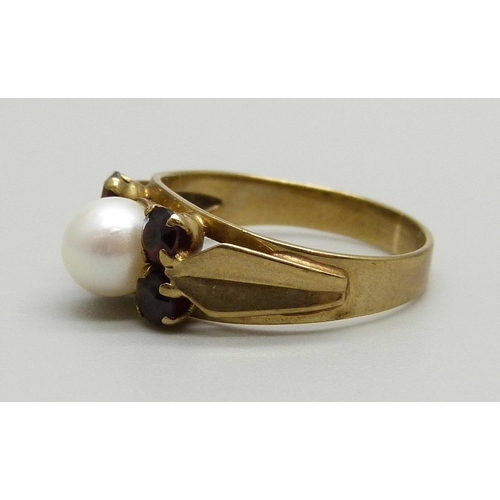 1044 - A yellow metal, garnet and pearl ring, marked 333, 2.7g, O