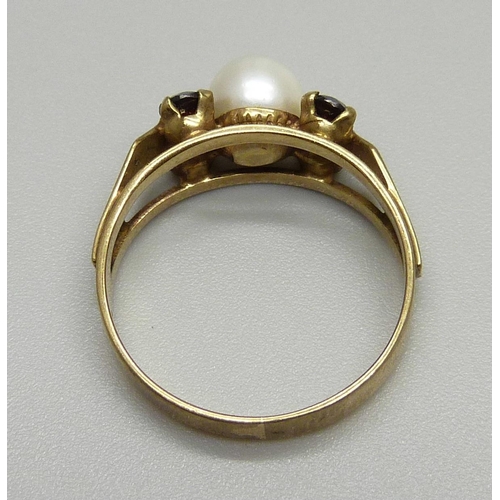 1044 - A yellow metal, garnet and pearl ring, marked 333, 2.7g, O