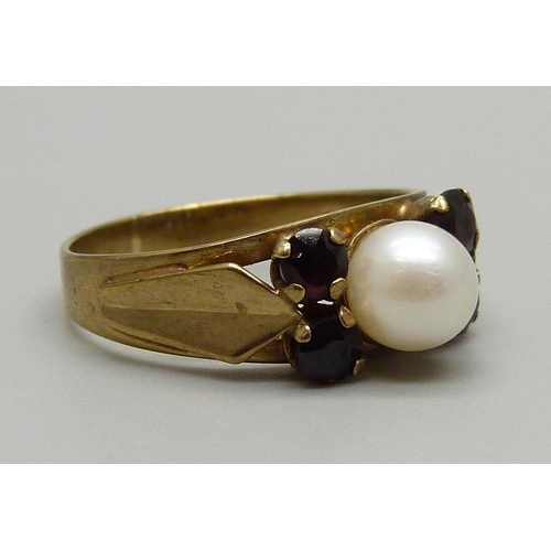 1044 - A yellow metal, garnet and pearl ring, marked 333, 2.7g, O