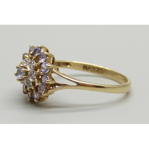 1046 - A 9ct gold cluster ring, 2g, O