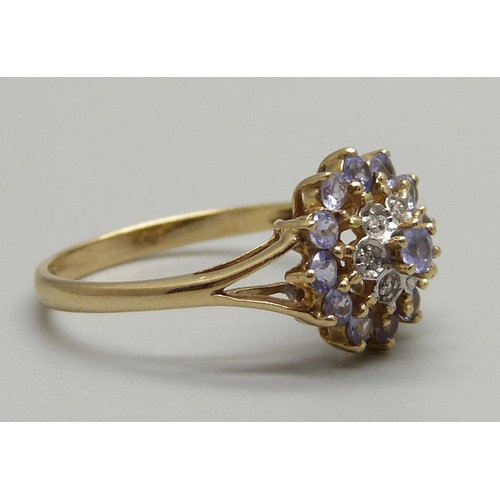 1046 - A 9ct gold cluster ring, 2g, O