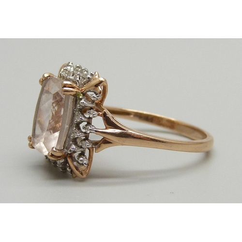 1052 - A 14ct gold cluster ring, 3.6g, P