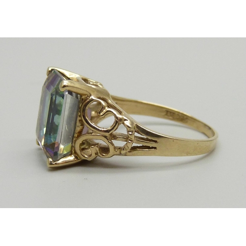 1057 - A 9ct gold and mystic topaz ring, 4.7g, P