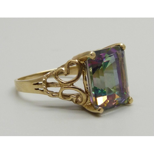 1057 - A 9ct gold and mystic topaz ring, 4.7g, P