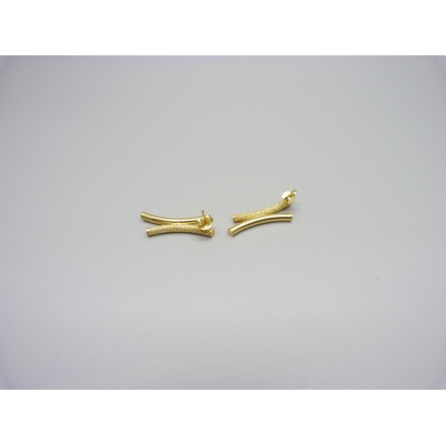 1092 - A pair of 9ct gold earrings, 1.8g, 29mm