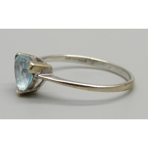 1097 - A 9ct white gold and blue stone ring, 1.8g, Q