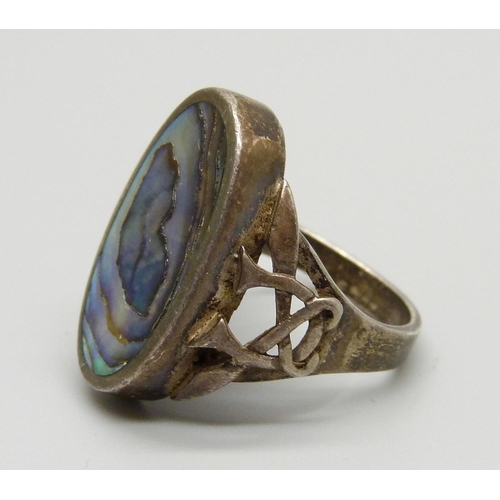 1103 - A silver and abalone ring, S