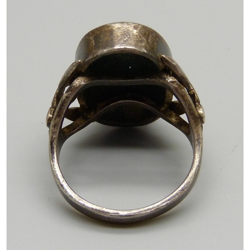 1103 - A silver and abalone ring, S