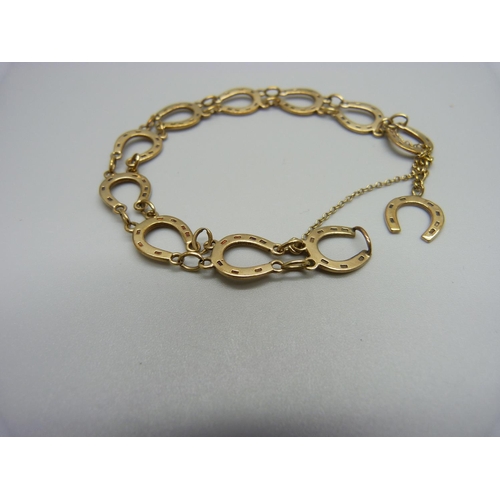 1109 - A 9ct gold 'horseshoe' bracelet, 9g