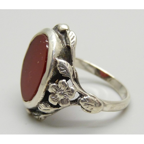 1116 - A silver and cornelian ring, P