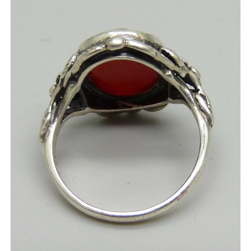 1116 - A silver and cornelian ring, P