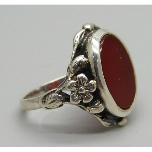 1116 - A silver and cornelian ring, P