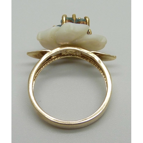 1121 - A 9ct gold, blue stone and spinning mother of pearl ring, 3.4g, L