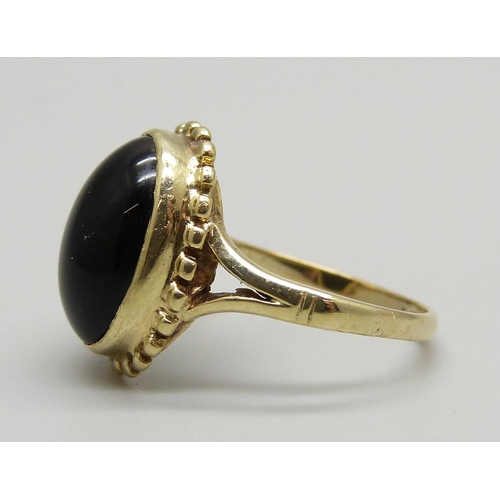 1135 - A 9ct gold and onyx cabochon ring, 3.4g, N