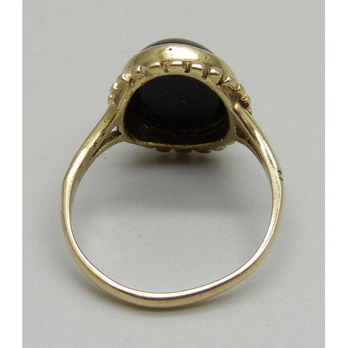 1135 - A 9ct gold and onyx cabochon ring, 3.4g, N