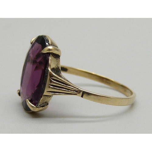 1136 - A gold and amethyst solitaire ring, 2.6g, Q