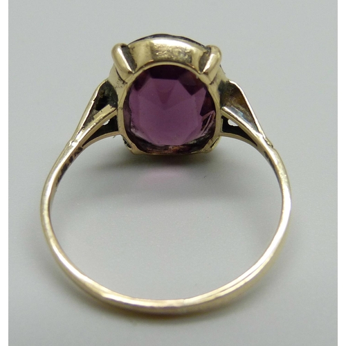 1136 - A gold and amethyst solitaire ring, 2.6g, Q