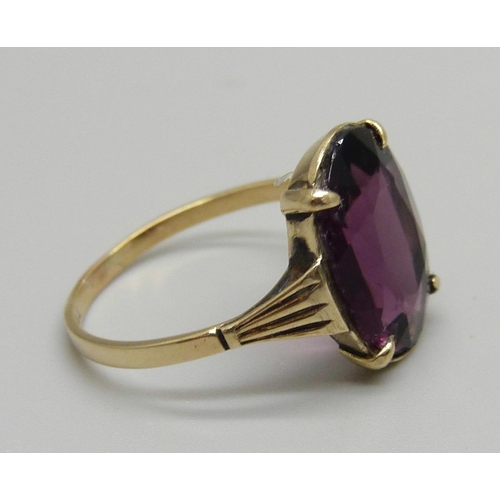 1136 - A gold and amethyst solitaire ring, 2.6g, Q