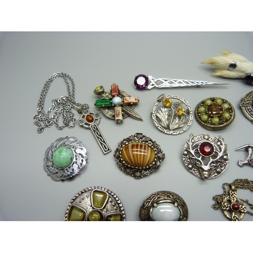 1142 - Scottish style jewellery including brooches