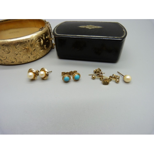 1144 - A collection of 9ct gold earrings, a 9ct gold metal core bangle and a Georgian papier mache snuff bo... 