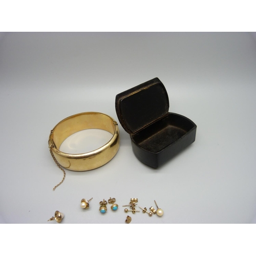 1144 - A collection of 9ct gold earrings, a 9ct gold metal core bangle and a Georgian papier mache snuff bo... 