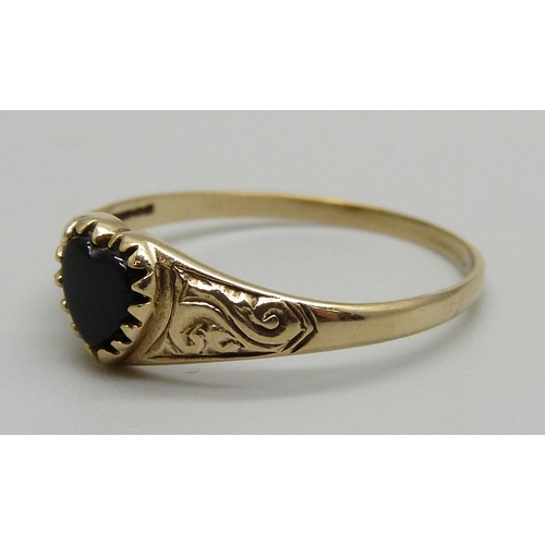 1177 - A 9ct gold and onyx ring, 1.8g, W