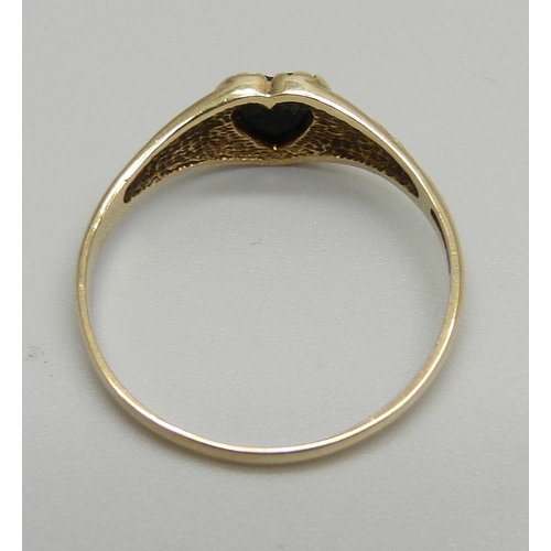 1177 - A 9ct gold and onyx ring, 1.8g, W