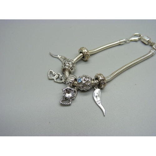 1180 - A silver charm bracelet with magnetic fastener