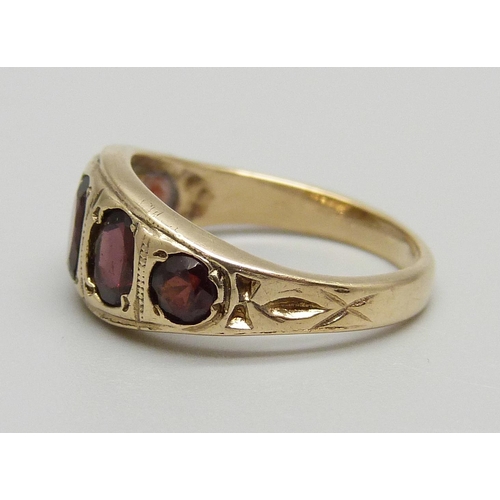 1185 - A 9ct gold and garnet ring, 3.2g, M