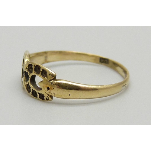 1186 - An 18ct gold horse shoe ring, lacking stones, 1.9g,  N