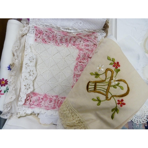 1256 - A box of linen including embroidered tablecloths and mats **PLEASE NOTE THIS LOT IS NOT ELIGIBLE FOR... 