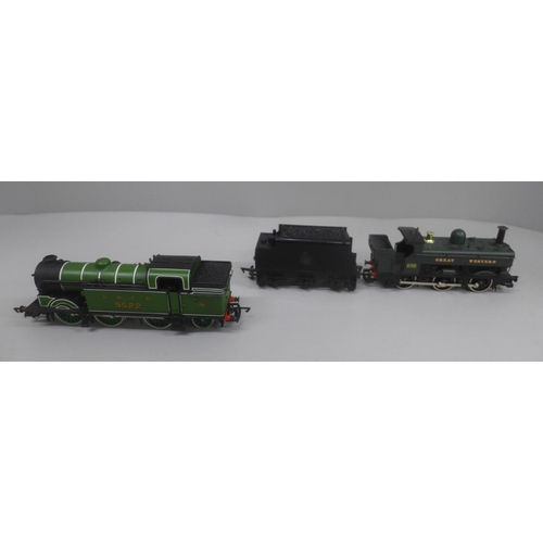 631 - An Airfix 00 gauge model locomotive, a Hornby model locomotive and a Tri-ang railway tender