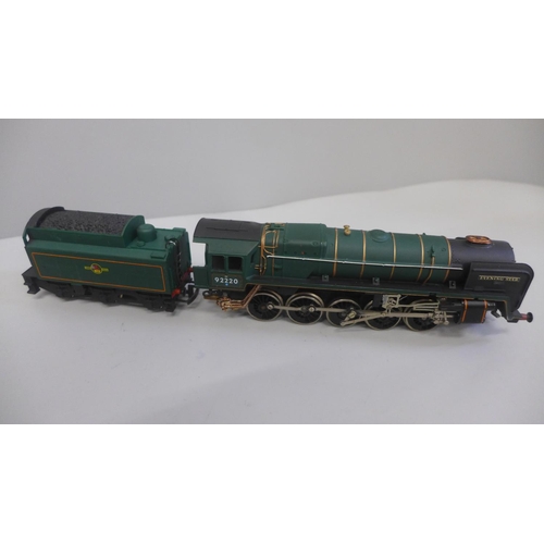 655 - Two 00 gauge locomotives, Tri-ang Green 92220 Evening Star and Hornby BR Black 80033