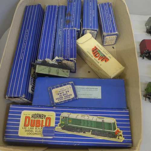 678 - A Hornby Dublo EDL17 tank locomotive, a L30 1,000 BHP Bo-bo diesel electric locomotive, both boxed a... 