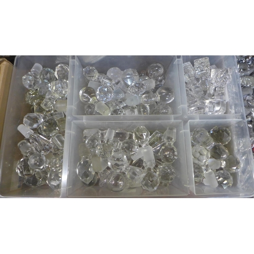 690 - 100 mixed glass stoppers, ideal for cruet bottles, scent bottles and decanters