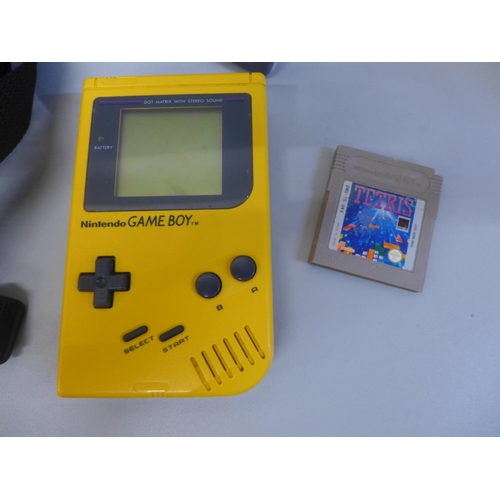 719 - A 1980s/90s Nintendo Game Boy with Tetris game and screen magnifier