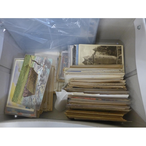 749 - Approximately 300 early 20th Century European postcards