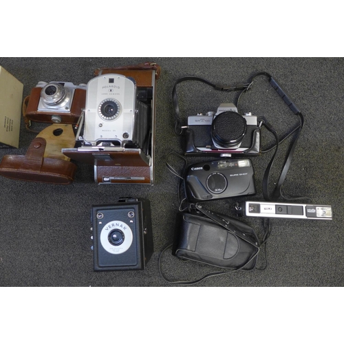 768 - A collection of vintage cameras, including Polaroid, Minolta and Agfa