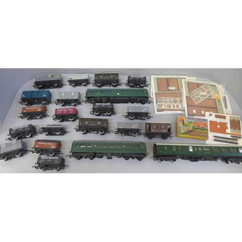 773 - A collection of 00 gauge carriages, wagons and accessories including Hornby, Wrenn, etc.