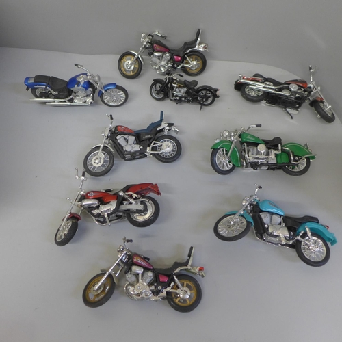 792 - A collection of motorcycle models, including a Harley-Davidson, boxed and stands, some Maisto