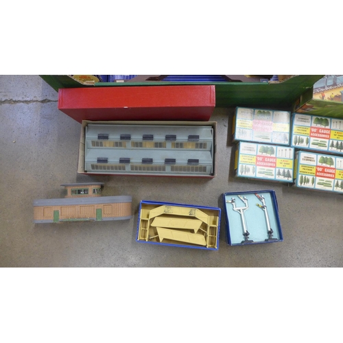 825 - Hornby Dublo model rail accessories, D1 turntable, level crossing, girder bridge, engine shed, signa... 