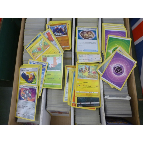 828 - 4000 Assorted Pokemon cards