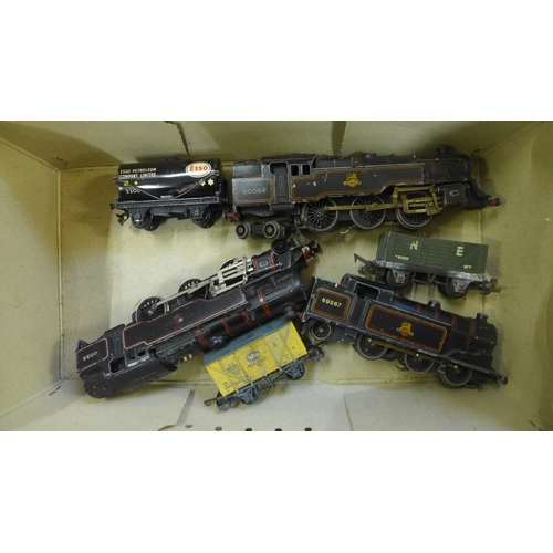 830 - Hornby 00 gauge model rail and accessories, including three locomotives