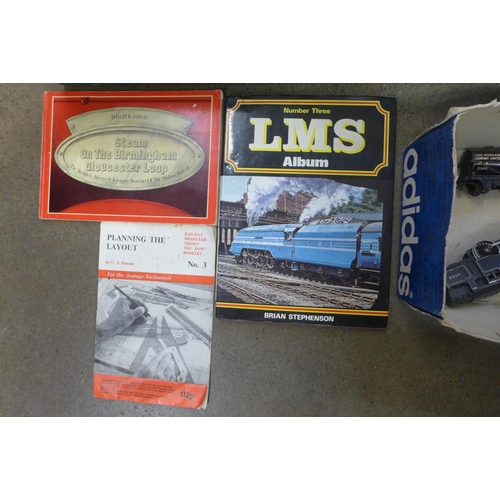 830 - Hornby 00 gauge model rail and accessories, including three locomotives