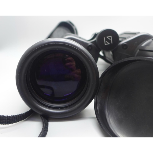 904 - A pair of Zeiss 15x60B marine binoculars, 648775, in a leather Reporter shoulder bag, one front rubb... 