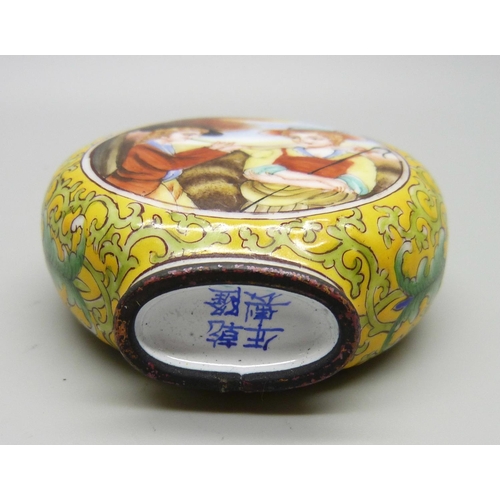 905 - A 19th Century enamelled Chinese snuff box with western decoration